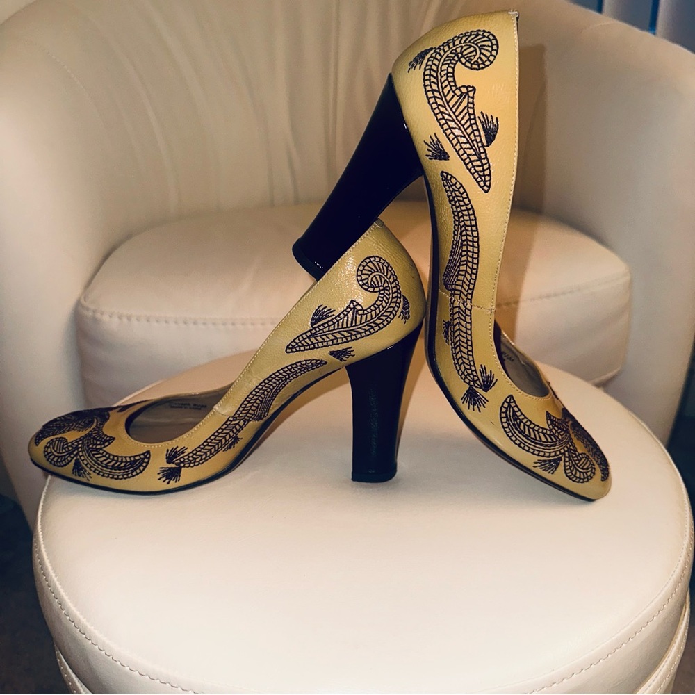 Vintage Embroidered YellowishTan and Brown Heels
